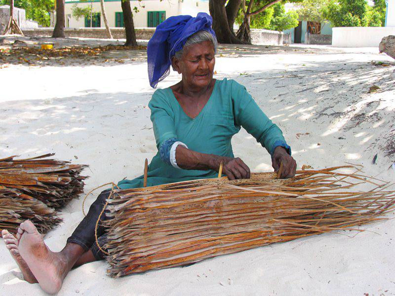 Maldives Fangi Vinum Thatched Roof Tile Weaving