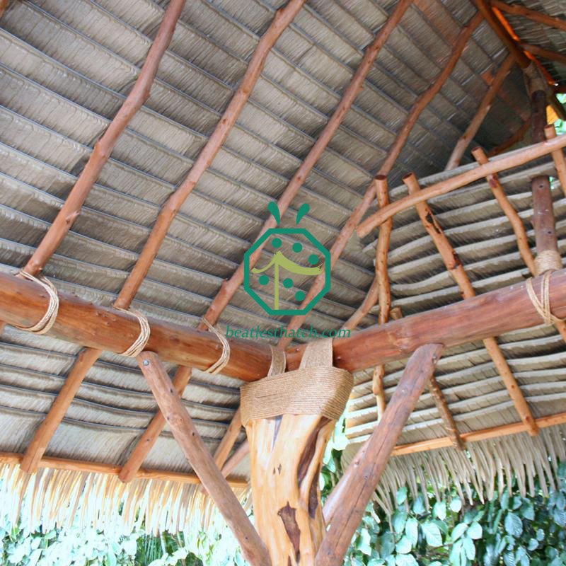 Vue intérieure du toit de chaume de palmier artificiel