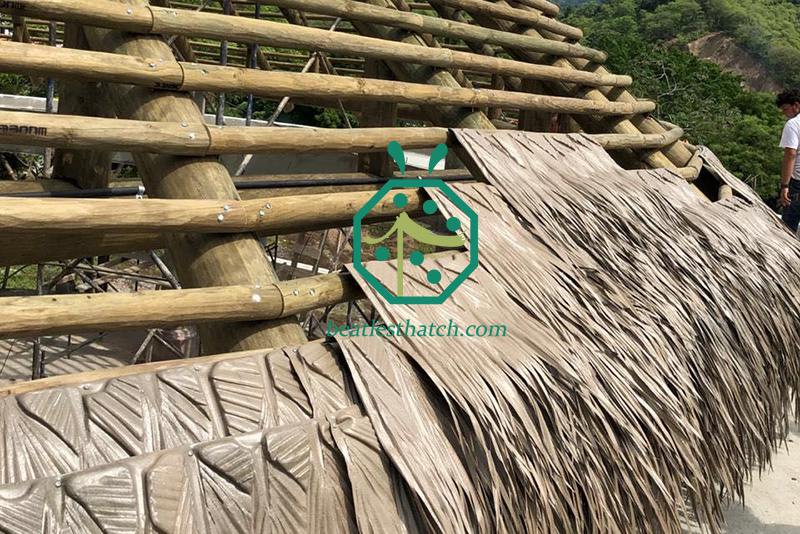 Toit de chaume en feuilles de palmier viva synthétiques utilisé pour l'abri de jardin, le palapa de villégiature, le restaurant de cabane tiki, la cabane de bali de parc à thème, la maison de plage, le belvédère, la construction de bungalows sur pilotis