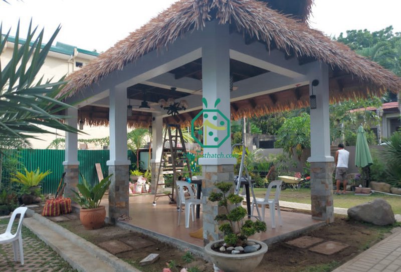 Projet de toit de chaume tropical pour patio de jardin privé aux Philippines