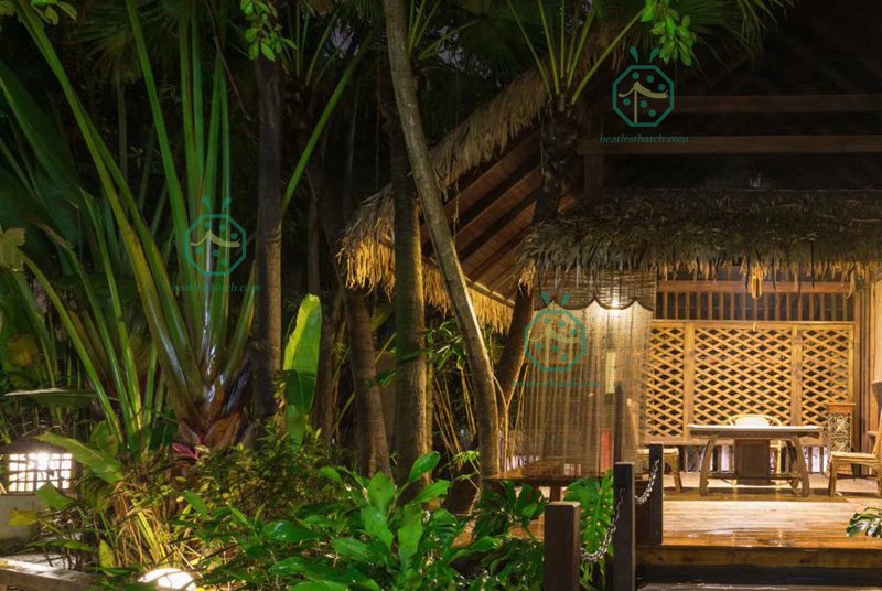 Toiture synthétique de chaume d'hôtel de station balnéaire de région touristique scénique pour la décoration de hutte de Tiki
