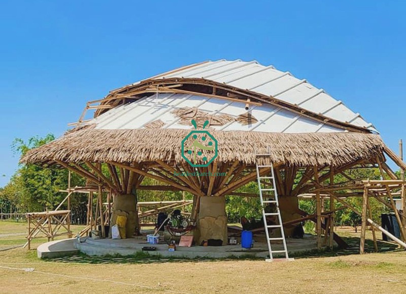 Construction du toit d'une cabane de patio Nipa à l'aide de tuiles synthétiques Nipa