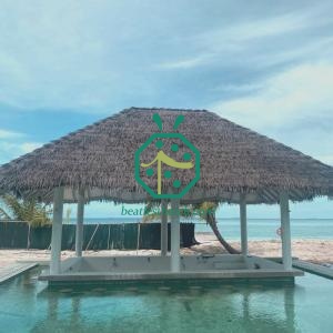 Matériaux pour les toitures en faux chaume des installations sportives du Kenya