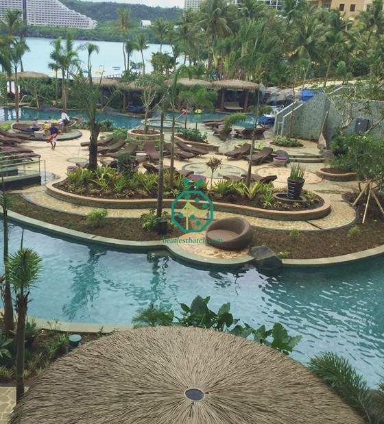 Toiture en chaume plastique pour un projet de rénovation d'hôtel à Guam