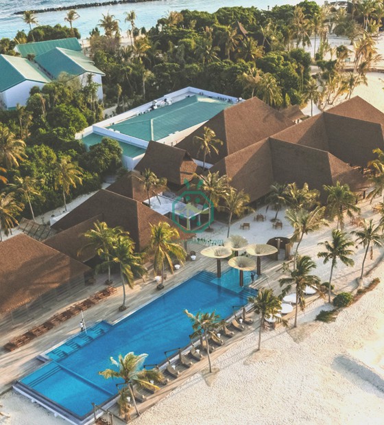 Luxe tropical aux Maldives : Projet de toiture en chaume synthétique haut de gamme Kajan