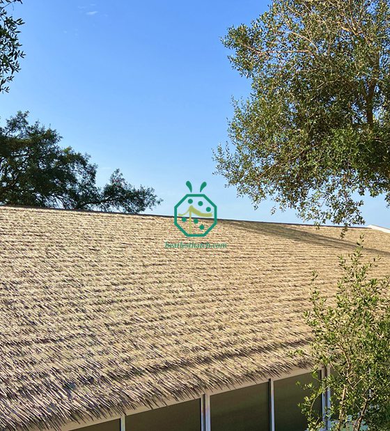 Toiture en chaume synthétique pour maison de ranch en Espagne