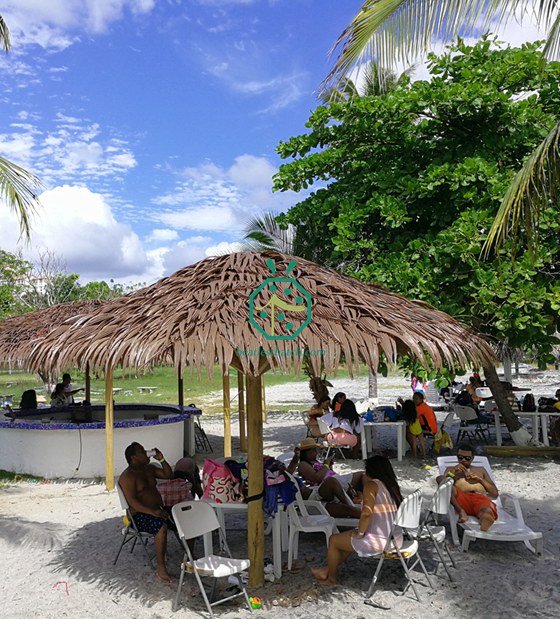 Aire de repos touristique du parc d'attractions de Panama, parasols en chaume de palmiers synthétiques